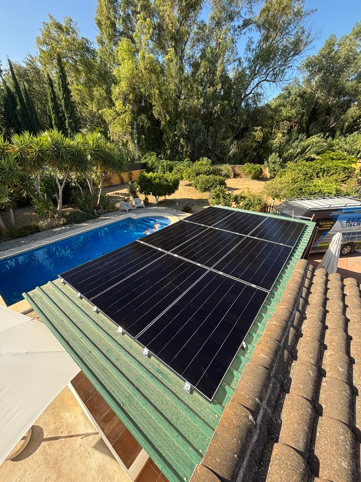 Zonnepanelen schoonmaken aan de Costa del Sol: wanneer, hoe en hoeveel opbrengst je terugwint