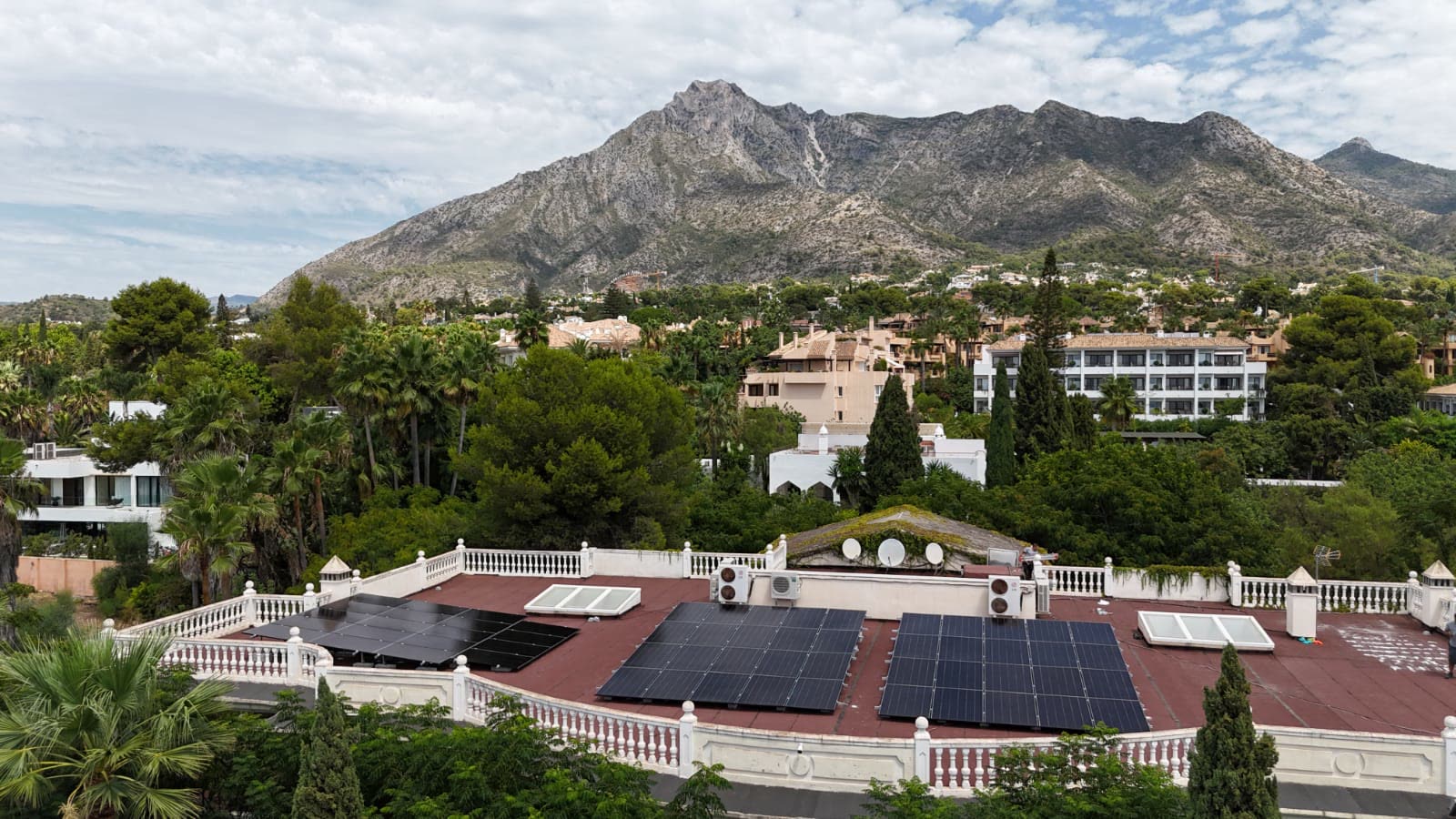 Fotovoltaïsche installatie in Nagüeles, Marbella, aan de voet van La Concha