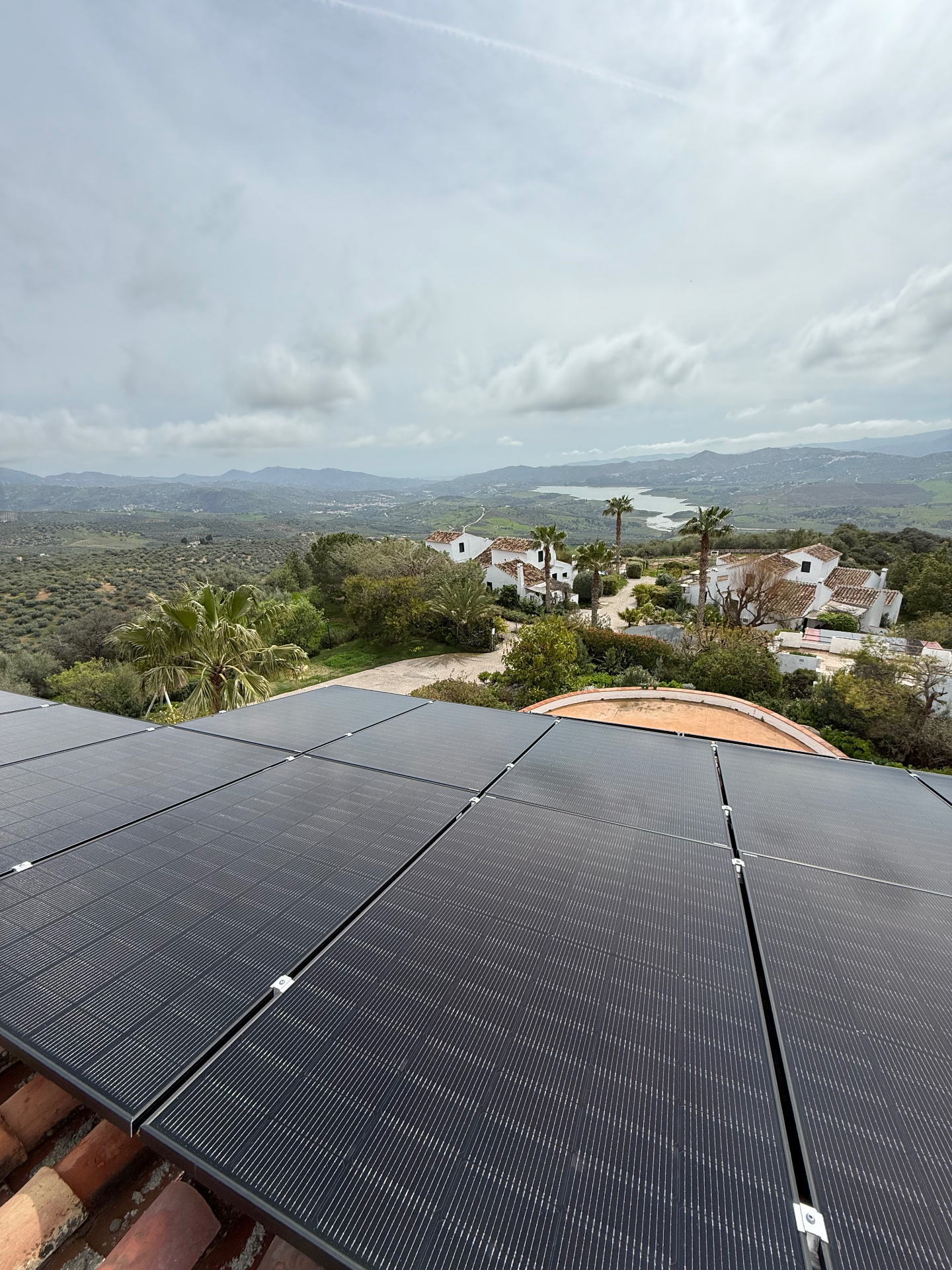 Case Study: Cantueso Cottages — 163 Panelen + 150 kWh voor Rurale Hospitality